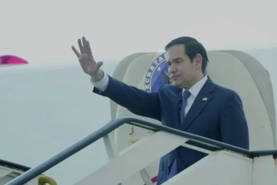 هبوط اضطراري لطائرة وزير الدفاع الأمريكي