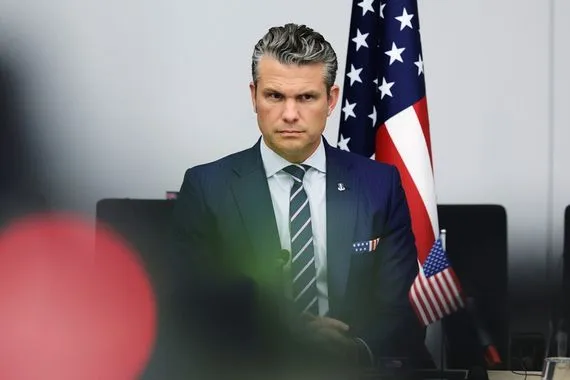 هبوط اضطراري لطائرة وزير الحرب الأمريكي في بريطانيا