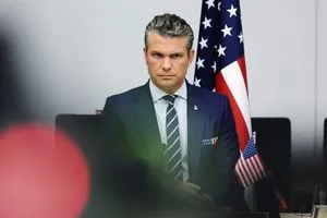 هبوط اضطراري لطائرة وزير الحرب الأمريكي في بريطانيا