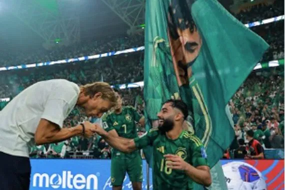 صورة مشهد مؤثر من رينارد اتجاه صالح أبو الشامات بعد التأهل