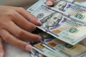 عالميا تراجع متوقع للدولار بسبب وطأة الحرب التجارية