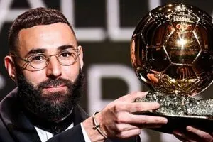 ذكرى تتويج بنزيما بالكرة الذهبية