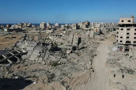 غزيون ينصبون خيامهم على أنقاض منازلهم المدمرة