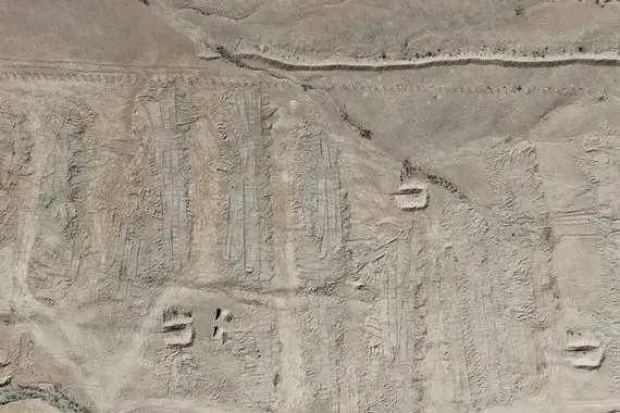 عُرفت بـ نقل الأتربة تفاصيل خطيرة لعملية إخفاء نظام الأسد آلاف الجثث بالصحراء شفق نيوز