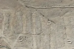 عُرفت بـ نقل الأتربة تفاصيل خطيرة لعملية إخفاء نظام الأسد آلاف الجثث بالصحراء شفق نيوز