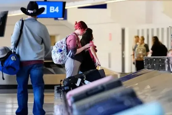 بثوا رسائل تشيد بحماس قراصنة يخترقون 4 مطارات في كندا وأميركا شفق نيوز