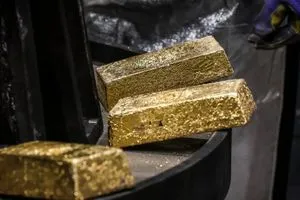 الذهب يواصل ارتفاعه التاريخي مسجلا أفضل اداء منذ 17 عاماً