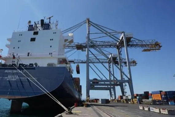 مقذوف مجهول يشعل ناقلة قبالة سواحل اليمن