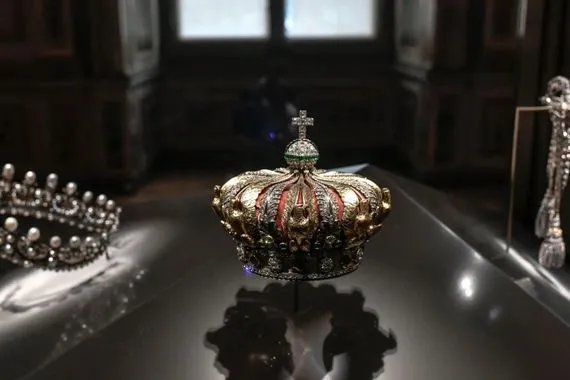 تطور جديد في سرقة متحف اللوفر العثور على تاج وكالة بغداد اليوم الاخبارية