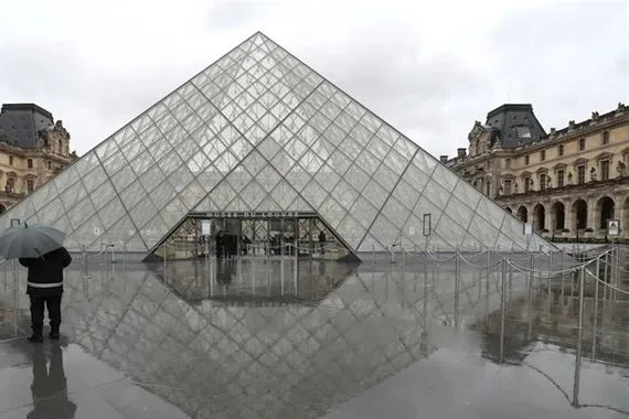 متحف اللوفر في باريس يتعرض لعملية سطو مسلح