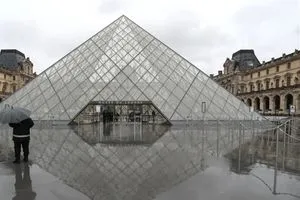 متحف اللوفر في باريس يتعرض لعملية سطو مسلح
