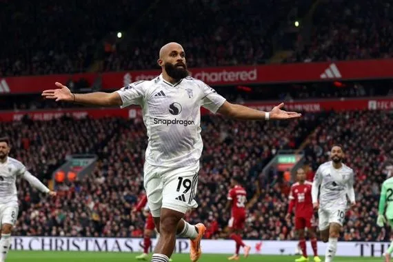 ليفربول يسقط على ملعبه أمام مانشستر يونايتد بثنائية في الدوري الإنجليزي