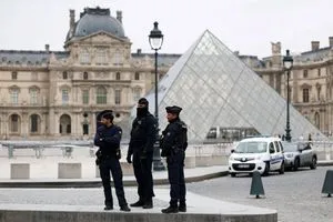 عملية سطو بمتحف اللوفر لصوص يسرقون مجوهرات لا تُقدر بثمن في دقائق