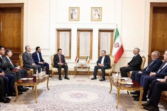 الاعرجي وعراقجي يبحثان قضايا المنطقة والملفات المشتركة بين البلدين