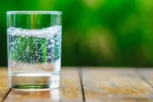 هل تؤثر المياه الغازية على عملية الأيض في الجسم