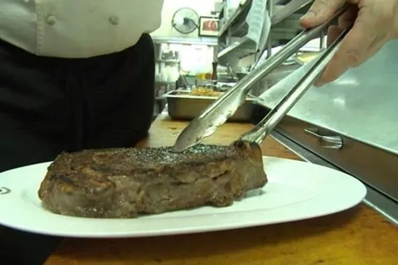 دراسة تحذر تناول اللحوم المصنعة أسبوعياً يرفع خطر الإصابة بسرطان الثدي