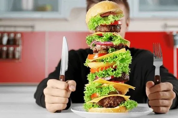 دراسة الأطعمة المصنعة تغير بنية الدماغ وتدفع إلى الإدمان