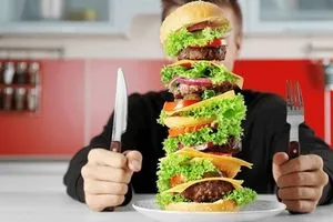 دراسة الأطعمة المصنعة تغير بنية الدماغ وتدفع إلى الإدمان