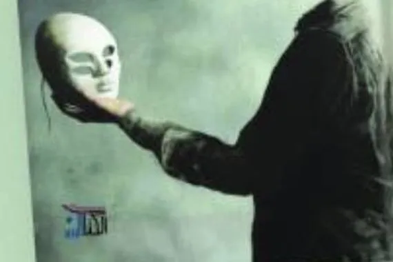 هل يُمكِنُ الفصلُ بينَ العملِ والمؤلِّف بترجمة عربية