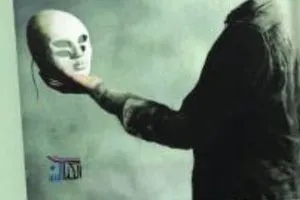 هل يُمكِنُ الفصلُ بينَ العملِ والمؤلِّف بترجمة عربية