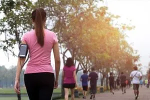 دراسة المشي مرتين أسبوعيا يقلل خطر النوبات القلبية لدى النساء