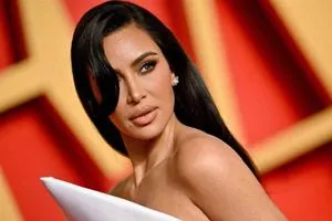 كيم كارداشيان تعلن إصابتها بمرض دماغي خطير