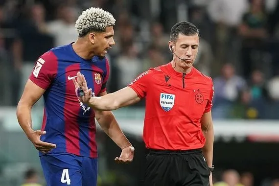 رسميا الكشف عن حكم مباراة الكلاسيكو بين ريال مدريد وبرشلونة