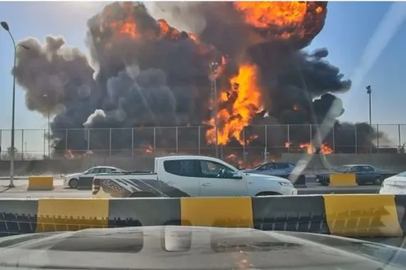 انفجار ونار هائلة في مستودع نفطي بالبصرة فيديو