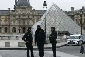 الشرطة الفرنسية توقف متهمين بحادثة اللوفر شفق نيوز
