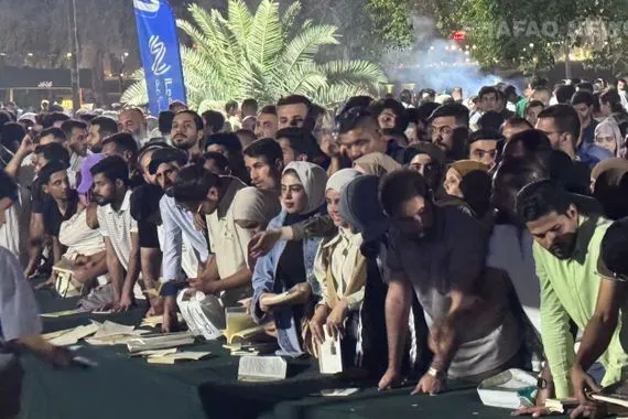 أنا عراقي أنا اقرأ 50 ألف كتاب توزع على ضفاف دجلة شفق نيوز