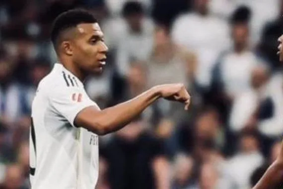 رسم كاريكاتير مبابي يغسل لامين يامال