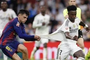 فينيسيوس ينشر صورة بيدري وهو يطلب القميص