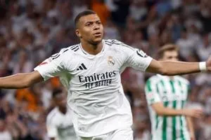 مبابي يعادل رقم كريستيانو ويقود ريال مدريد لتخطي برشلونة في الليغا