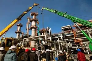 نائب الحكومة منحت عقوداً استثمارية لشخصيات مثيرة للجدل