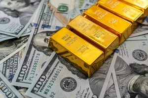 الذهب يتراجع مع صعود الدولار بالتزامن مع انحسار التوترات بين أميركا والصين