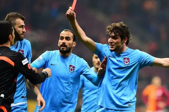 تركيا اتهام 570 حكم كرة قدم بالرهان على المباريات شفق نيوز