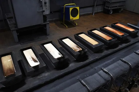 الذهب يهبط متأثرا بارتفاع الدولار والتفاؤل التجاري