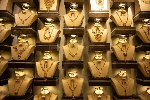 الذهب يخسر أكثر من 40 دولاراً مع افتتاح الأسواق