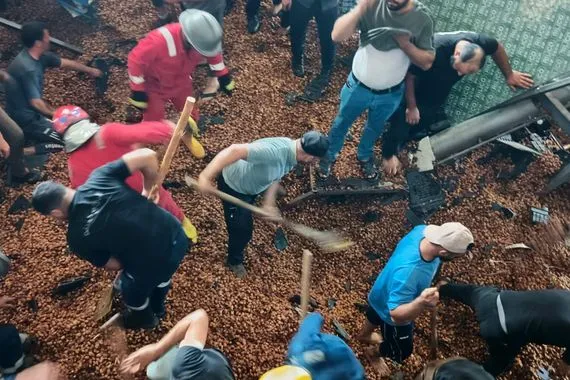 فرق الدفاع المدني تنقذ أربعة عمال من انهيار مخزن للتمور في كربلاء