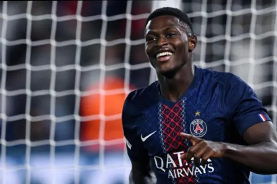 مينديز يتمسك بالبقاء في باريس