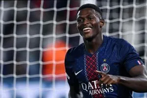 مينديز يتمسك بالبقاء في باريس