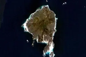 موقع امريكي الامارات تشيد مهبطا للطائرات على جزيرة محتلة من اليمن