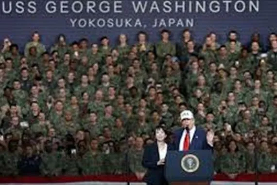 ترامب يرقص داخل قاعدة عسكرية في اليابان