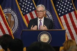 الفيدرالي الأمريكي يفاجئ الأسواق بخفض جديد للفائدة إنذار مبكر بتباطؤ الاقتصاد وكالة بغداد اليوم الاخبارية