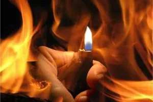 إنتحار امرأة حرقاً بالبنزين في منطقة الوزيرية شمالي بغداد وكالة بغداد اليوم الاخبارية