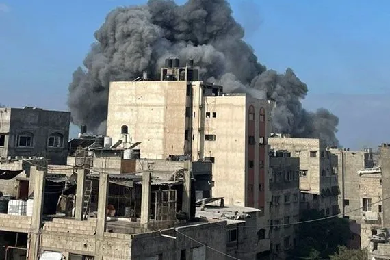 طيران الاحتلال الصهيوني يُدمر مربعاً سكنياً في مخيم الشاطئ غرب مدينة غزة