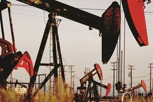 أسعار النفط ترتفع بفعل تراجع المخزونات الأميركية