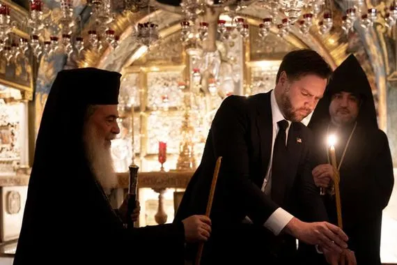 نائب الرئيس الأمريكي يركع وينفجر بالبكاء