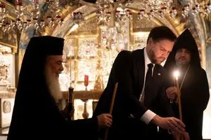 نائب الرئيس الأمريكي يركع وينفجر بالبكاء