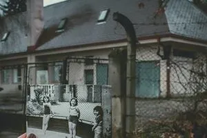 مصيرٌ واحد يُلاحق ورثة باريس وبغداد منزل الوالدين ليس ملكك بعد اليوم